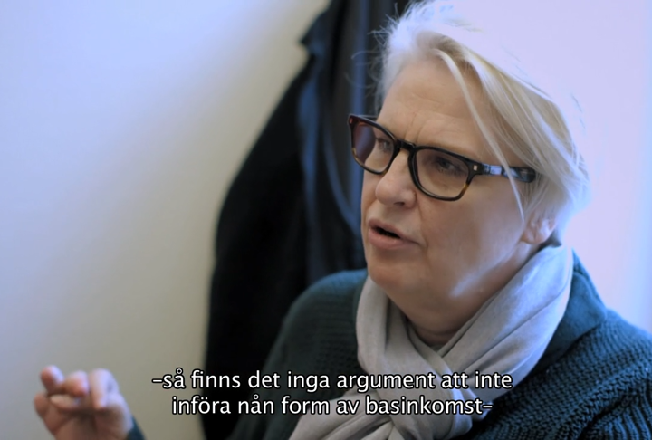 En vit, mycket ljushårig kvinna med mörka glasögon. Text: -så finns det inga argument att inte införa nån form av basinkomst-.