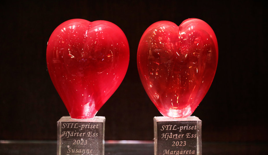 Två glashjärtan i rött mot en svart bakgrund