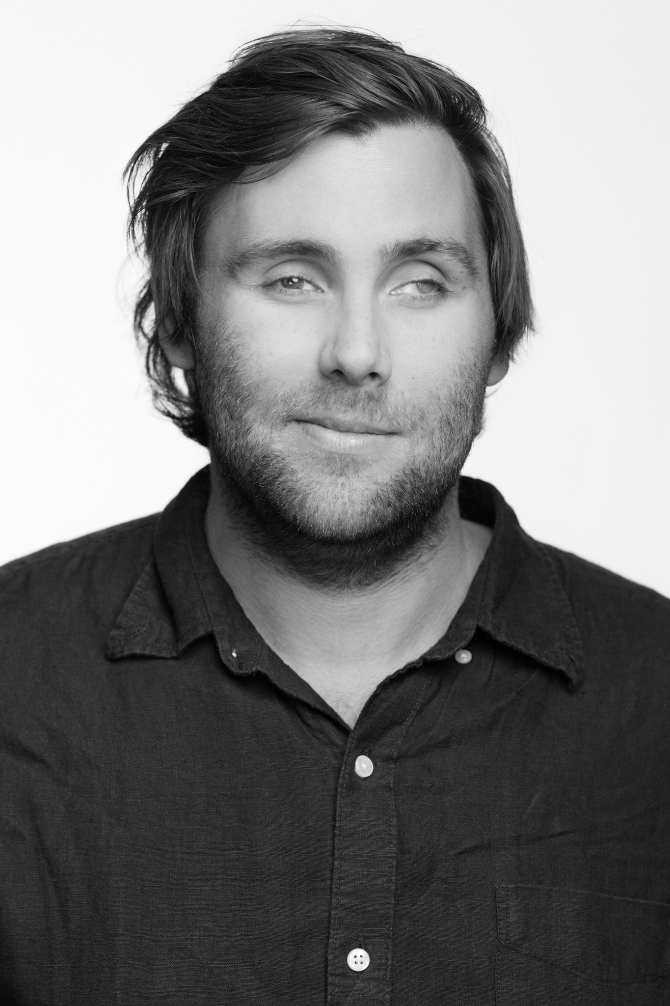 Vit man med kort mörkt hår.