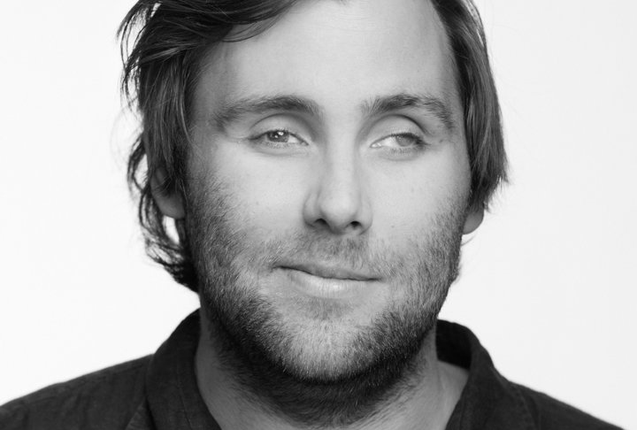 Vit man med kort mörkt hår.