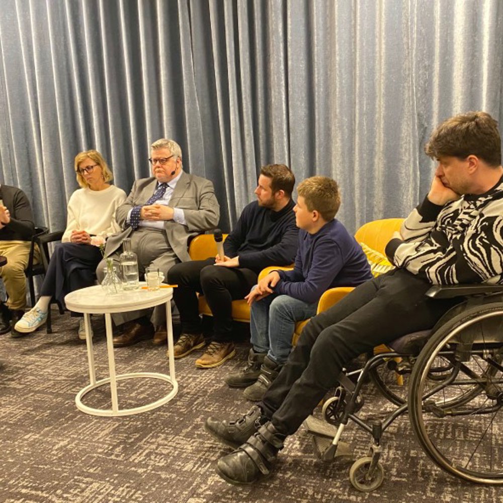 Panellister sittandes runt ett runt bord