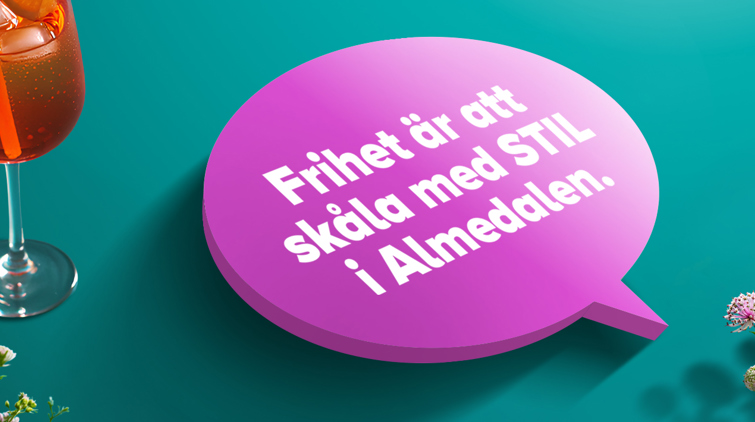 Tre färgglada drycker står på ett bord. I bakgrunden står personer och pratar. En av dem sitter i rullstol. Utomhus. 