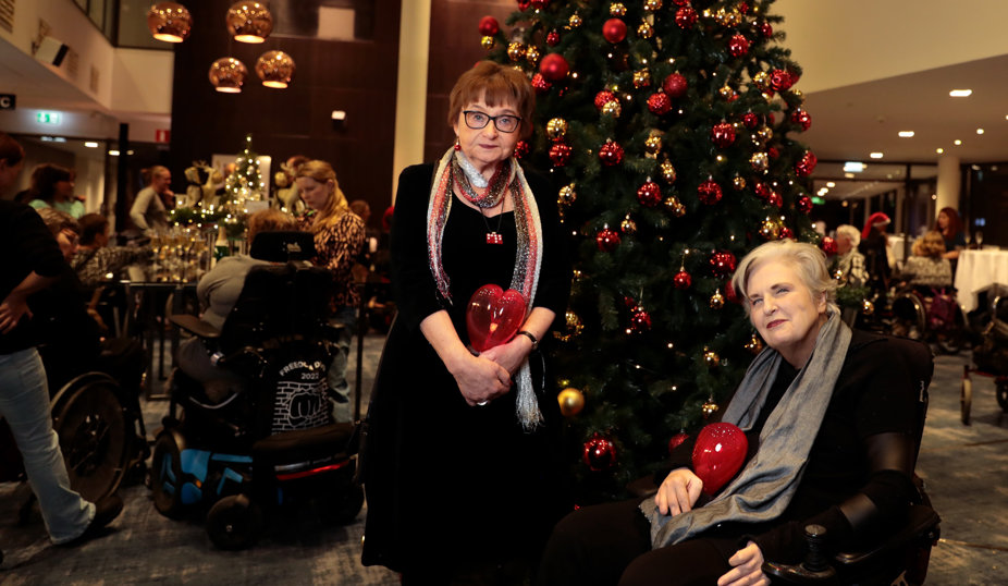 Två kvinnor med varsitt glashjärta.