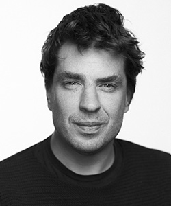 Vit man med mörkt kort hår.