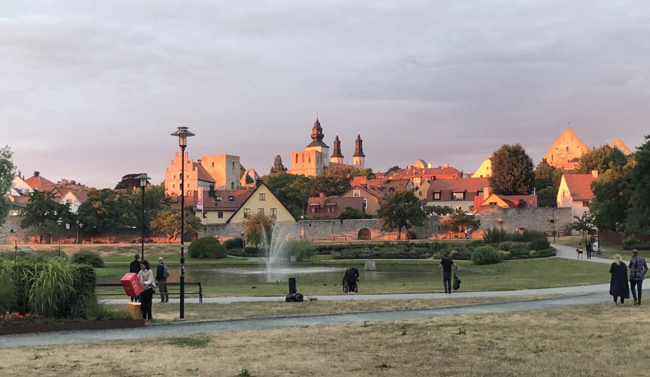 Vy över Almedalen i skymningen. Det är nästan tomt på folk.